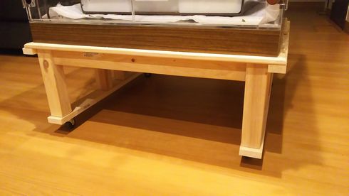 自作の、アクリルケースを設置するスノコ台