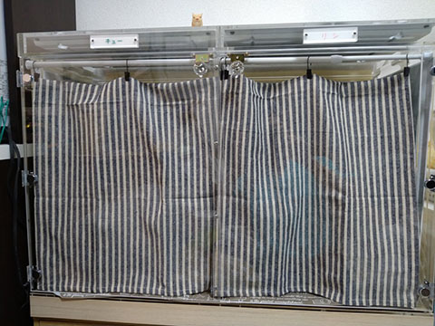 アクリルケースにカーテン取付
