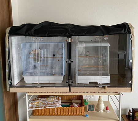 アクリルケースにお休みカバーをかけたところ