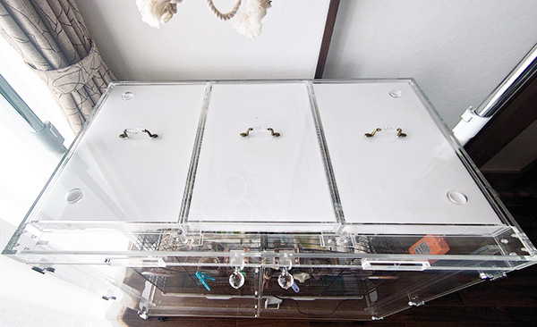 鳴き声対策に吸音材を設置したアクリルケース