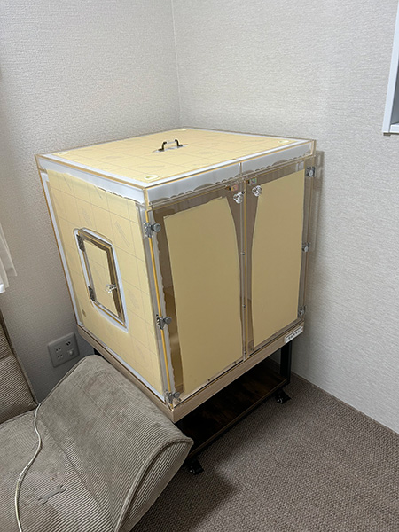 アクリルケース側面に小窓付き