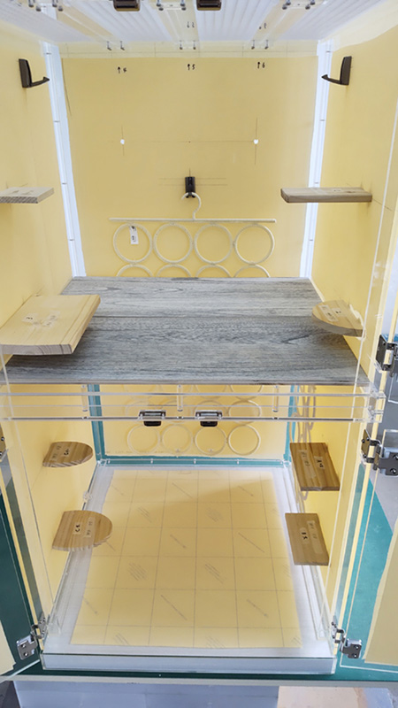 アクリルケースを上下に仕切る仕切り版