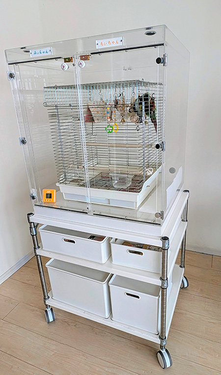 アクリルケースをキャスター付きの台の上に