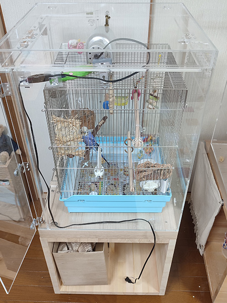 アクリルケースを置いた設置台