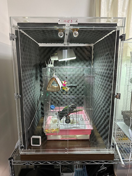 アクリルケース内に自作の防音壁