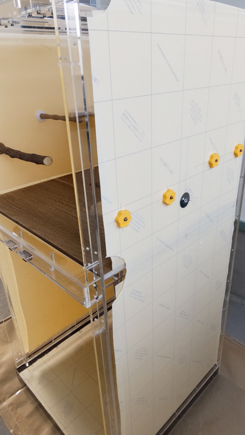 アクリルケースに止まり木を取り付け